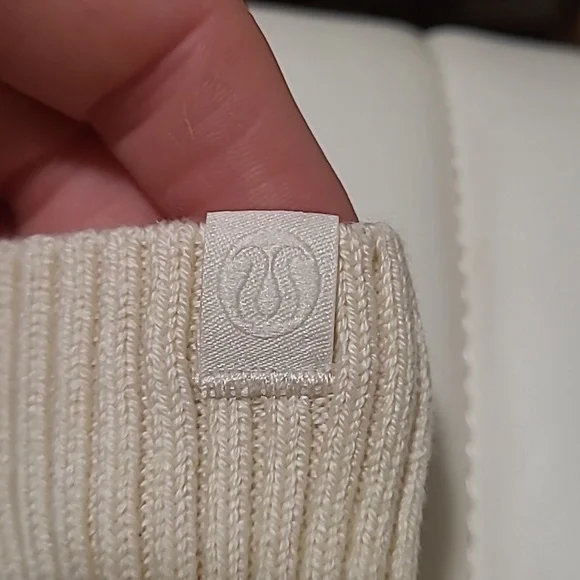Lululemon Twist Knit Mittens - Picture 3 of 5